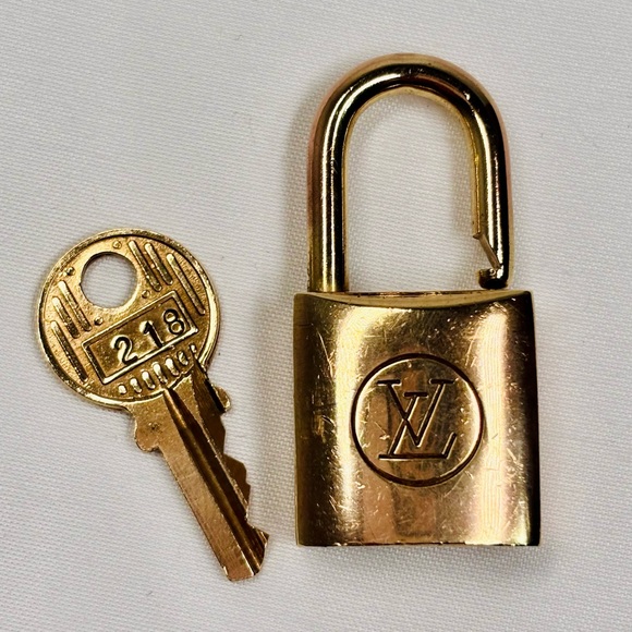 Louis Vuitton padlock and one key #218 lock brass polished ✨ - Picture 1 of 4